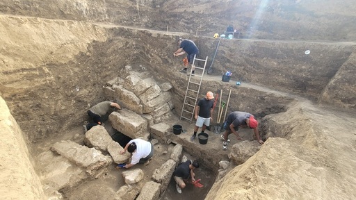 Podoabe de aur, sticlă şi bronz, două sarcofage cu elemente sculptate şi pictate din calcar şi marmură, descoperite în situl „Necropola tumulară a oraşului antic Callatis”/ FOTO