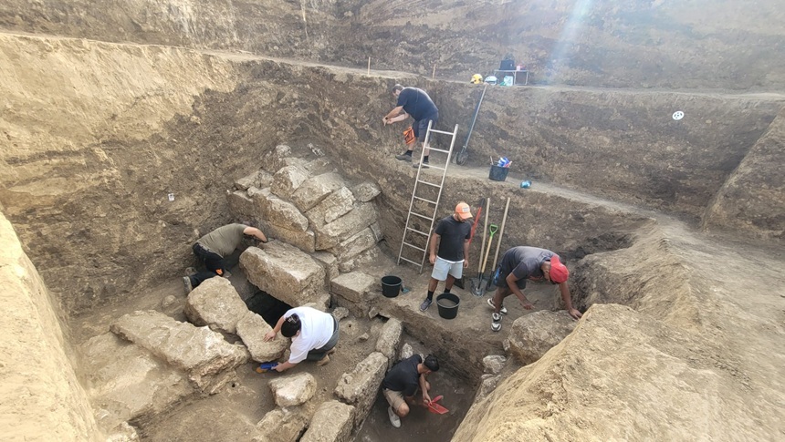Podoabe de aur, sticlă şi bronz, două sarcofage cu elemente sculptate şi pictate din calcar şi marmură, descoperite în situl „Necropola tumulară a oraşului antic Callatis”/ FOTO
