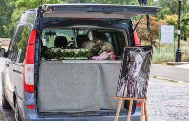 Sicriul cu trupul neînsufleţit al actriţei Ioana Bulcă, depus la capela Cimitirului Bellu