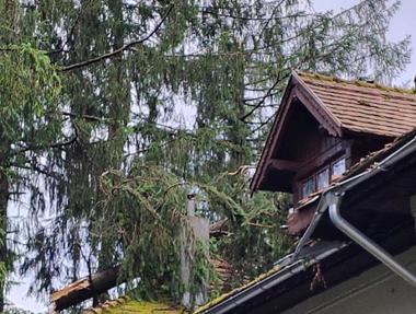 Avarii la clădirea Gării Sinaia, Turnul cu Ceas al Castelului Peleş. Ministerul Culturii şi Institutul Naţional al Patrimoniului evaluează impactul fenomenelor meteorologice severe