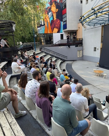 Teatrul Masca deschide prima şcoală de teatru alternativ. Atelierele, coordonate de specialişti din Luxembrug, Italia, Danemarca, Germania, Egipt