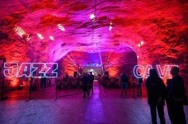 The Jazz Cave Festival 2025 are loc în august. Concertele sunt susţinute pe scene din Salina Ocnele Mari, în Parcul Zăvoi şi la Muzeul de Artă din Râmnicu Vâlcea