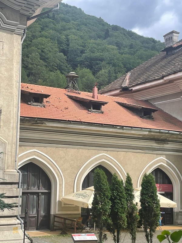 Acoperişul Vilei Luminiş de la Sinaia, reparat după furtuna de acum trei zile. Gara Sinaia a fost pusă în siguranţă parţial iar Muzeul Peleş va avea un sistem modern de acces