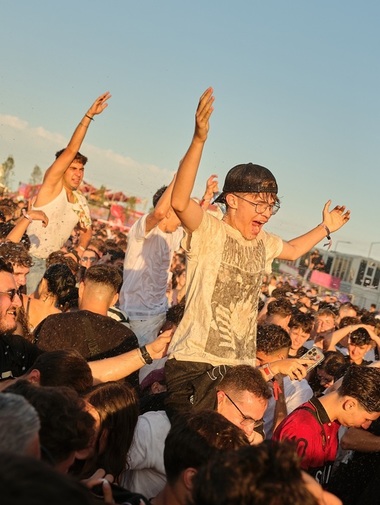 La festivalul Beach, Please! s-a scandat „Ceauşescu, Ceauşescu!”. IICMER: „Un gest profund îngijorător. Vă îndemnăm să vă informaţi, să aflaţi adevărul şi să învăţaţi din istorie”/ VIDEO