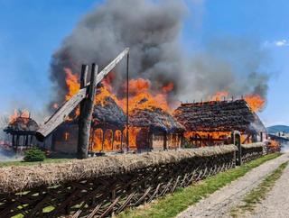 Sălaj: Monument istoric, distrus într-un incendiu / ”Casa Lupuţ”, asociată cu legenda meşterilor ce au lucrat la ridicarea bisericii din Cizer sub îndrumarea lui Horea / Ministerul Culturii, demersuri pentru evaluarea pagubelor şi măsuri de urgenţă - FOTO