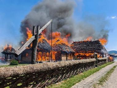 Sălaj: Monument istoric, distrus într-un incendiu / ”Casa Lupuţ”, asociată cu legenda meşterilor ce au lucrat la ridicarea bisericii din Cizer sub îndrumarea lui Horea / Ministerul Culturii, demersuri pentru evaluarea pagubelor şi măsuri de urgenţă - FOTO