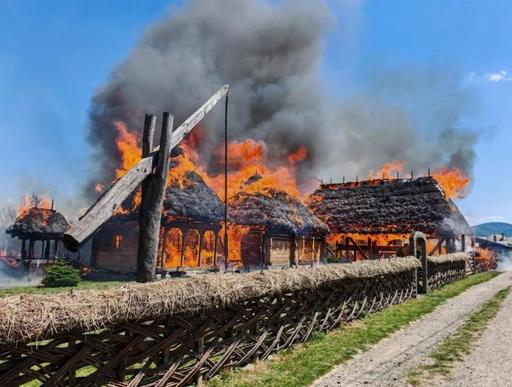Sălaj: Monument istoric, distrus într-un incendiu / ”Casa Lupuţ”, asociată cu legenda meşterilor ce au lucrat la ridicarea bisericii din Cizer sub îndrumarea lui Horea / Ministerul Culturii, demersuri pentru evaluarea pagubelor şi măsuri de urgenţă - FOTO