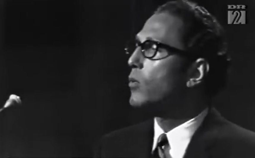 Tom Lehrer, matematician şi cantautor cunoscut pentru satira colorată, a murit la 97 de ani