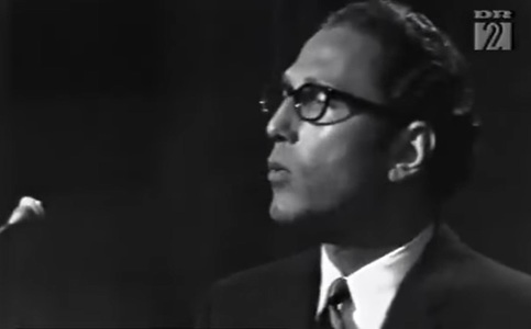 Tom Lehrer, matematician şi cantautor cunoscut pentru satira colorată, a murit la 97 de ani