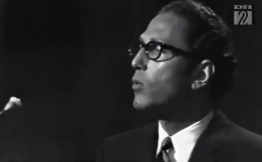 Tom Lehrer, matematician şi cantautor cunoscut pentru satira colorată, a murit la 97 de ani