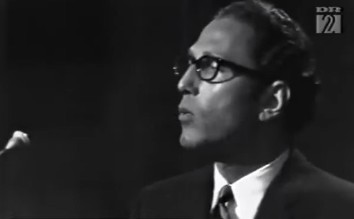 Tom Lehrer, matematician şi cantautor cunoscut pentru satira colorată, a murit la 97 de ani