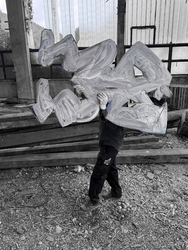 Muzeul Banatului Montan din Reşiţa, închis tot anul pentru renovare, propune un proiect radical de explorare urbană. Expoziţia „Oameni de zgură” semnată de Dumitru Gorzo, la Şcoala Pittner