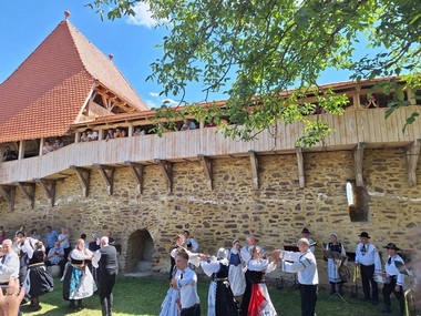 Săptămâna Haferland - Cetatea de refugiu Saschiz a fost redeschisă pentru public cu un picnic cultural şi dansuri tradiţionale săseşti/ Legende ale celor şase turnuri/ Concert în şură/ FOTO