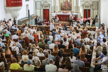 Braşov Jazz & Blues Festival revine cu o nouă ediţie, între 14 - 17 august. Sharrie Williams, supranumită Princess of Rockin' Gospel Blues, cântă în Biserica Fortificată din Bod