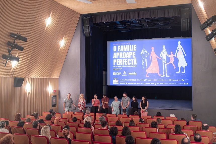 Relaţiile de familie şi cuplu, în discuţie cu specialişti în psihologie şi sociologie la proiecţiile speciale ale documentarului „O familie aproape perfectă”