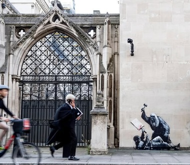 Angajaţii de la Curtea Regală de Justiţie au acoperit muralul lui Banksy în care un judecător bate un protestatar cu ciocanul