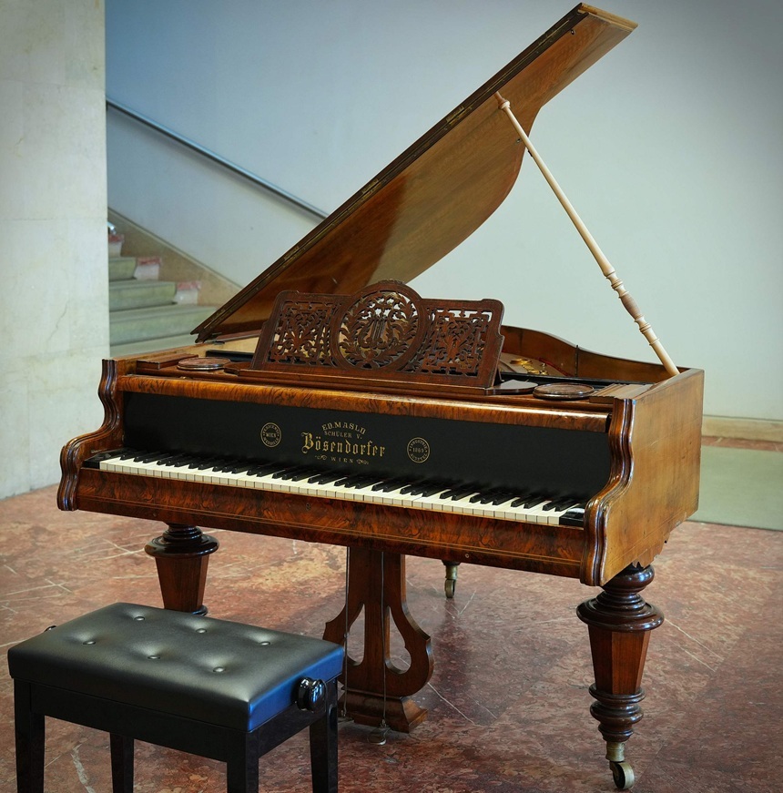 Vizitatorii Muzeului Naţional de Artă al României pot cânta la un pian Bösendorfer
