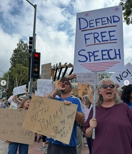 Sute de persoane protestează în faţa sediului Disney faţă de suspendarea „neamericană” a lui Kimmel - FOTO