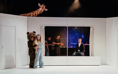„Tristeţe şi bucurie în viaţa girafelor”, în regia lui Irisz Kovacs, prima premieră a stagiunii la Teatrul Excelsior
