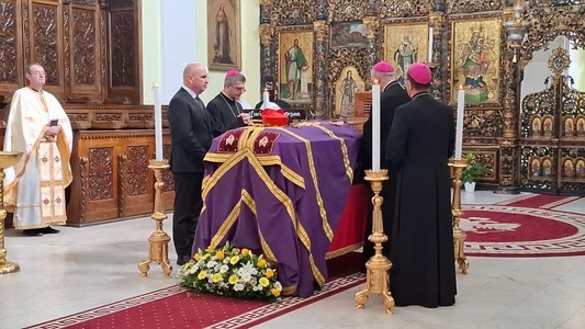 UPDATE - Premierul Bolojan, la Blaj, la căpătâiul Arhiepiscopul Major al Bisericii Greco-Catolice din România / Preşedintele Nicuşor Dan participă luni la funeralii - FOTO
