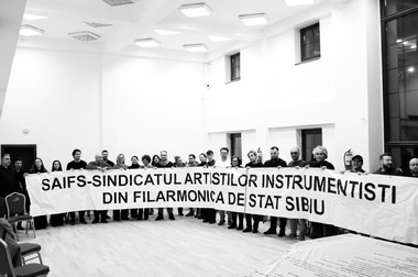 Apel al Sindicatului Artiştilor Instrumentişti din Filarmonica de Stat Sibiu: „În timp ce Filarmonica ar trebui să utilizeze banii publici pentru salarii, constatăm că se preferă finanţarea proceselor juridice”