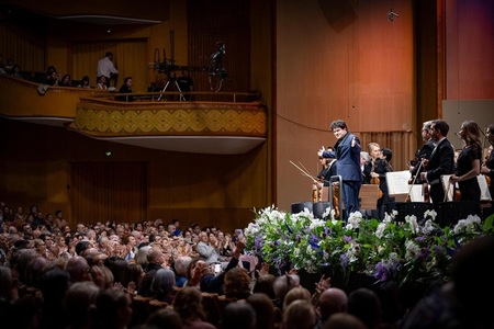 Dirijorul Cristian Macelaru, directorul artistic al Festivalului „George Enescu”, a primit tilul de Cetăţean de Onoare al Bucureştiului