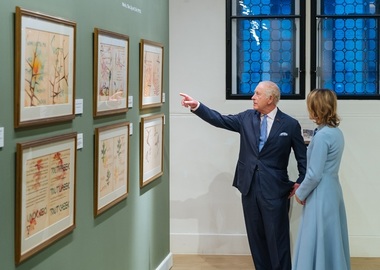 Majestatea Sa Regele Charles al III-lea a vizitat expoziţia ICR „Marie of Romania, Artist Queen” la The King’s Foundation Garrison Chapel Gallery/ FOTO