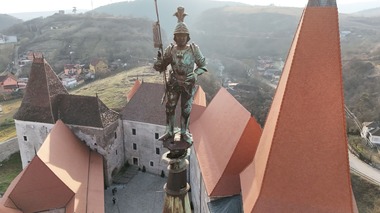 ”Cavalerul în armură” de pe un turn al Castelului Corvinilor din Hunedoara, coborât pentru restaurare, pentru prima dată după 152 de ani - FOTO