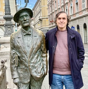 Mircea Cărtărescu, autoironic lângă statuia lui James Joyce, după anunţul Premiului Nobel pentru Literatură: „Ne uneşte-aceeaşi soartă”