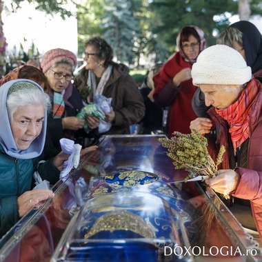 Pelerinajul religios de la Iaşi: 9.000 de oameni stau la rând, iar timpul de aşteptare a crescut la şase ore / O slujbă a fost oficiată în Catedrală de ÎPS Teofan şi de doi episcopi din Basarabia - FOTO


