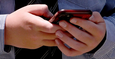 Protecţia minorilor - UE cere socoteală companiilor Apple, Google, Snapchat şi YouTube