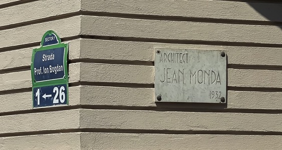Expoziţia „Plăcuţele vechi ale caselor din Bucureştii de altădată”, o incursiune vizuală şi documentară în istoria ascunsă a oraşului, la OAR 