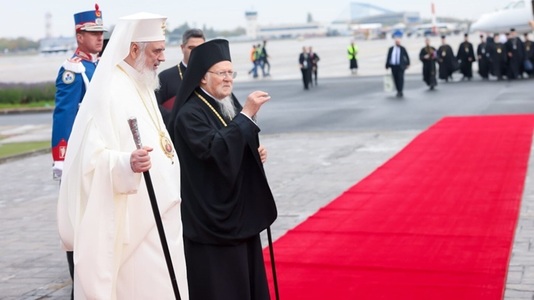 Patriarhul Bartolomeu, sosit la Bucureşti pentru aniversările Bisericii Ortodoxe Române: „Bogăţiile teologice ale acestei Biserici sunt recunoscute în întreaga lume”/ Patriarhul Daniel: „Edificarea Catedralei, împlinirea unui ideal naţional”