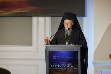 Fundaţia Alexandrion i-a oferit Arhiepiscopului Constantinopolului, Bartolomeu I, premiul special ”Constantin Brâncoveanu”, pentru contribuţia la promovarea păcii şi a dialogului între popoare - FOTO