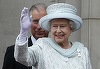 Garderoba reginei Elizabeth II, în centrul unei expoziţii la Londra