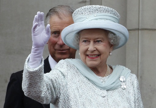 Garderoba reginei Elizabeth II, în centrul unei expoziţii la Londra