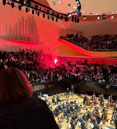 Concertul Orchestrei Filarmonice din Israel la Paris, perturbat de „incidente grave”. Manifestanţii au aruncat fumigene şi au izbucnit altercaţii, în încercarea de a întrerupe evenimentul/ VIDEO