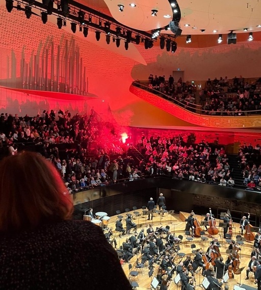 Concertul Orchestrei Filarmonice din Israel la Paris, perturbat de „incidente grave”. Manifestanţii au aruncat fumigene şi au izbucnit altercaţii, în încercarea de a întrerupe evenimentul/ VIDEO