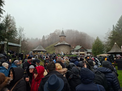 Hunedoara: Aproximativ 15.000 de credincioşi participă la ceremonia de proclamare locală a canonizării Sfântului Cuvios Mărturisitor Arsenie de la Prislop