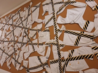 Performance Mircea Cantor în cadrul expoziţiei „RomânIA. Reprezentarea portului popular în artă”