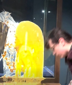 Patru persoane arestate după ce au vandalizat vitrina din Turnul Londrei care conţine Bijuterii ale Coroanei - VIDEO 