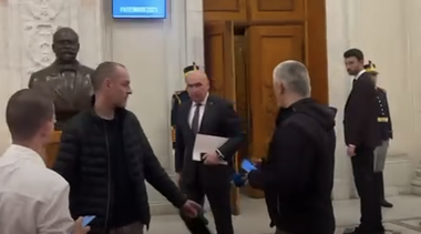 Cabinetul Bolojan - "opac şi agresiv în relaţia cu presa", denunţă organizaţii neguvernamentale şi jurnalişti/ Apel la garanţii ale drepturilor jurnaliştilor de a informa publicul