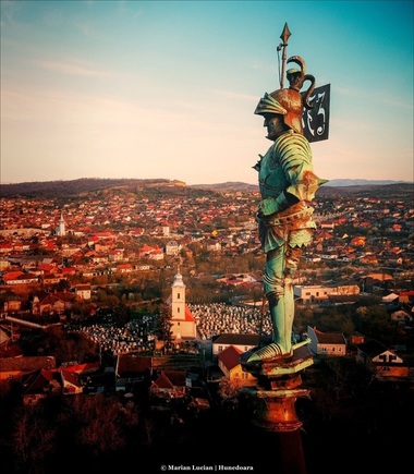 Casetă metalică cu documente, descoperită sub talpa Cavalerului de pe acoperişul Castelului Corvinilor