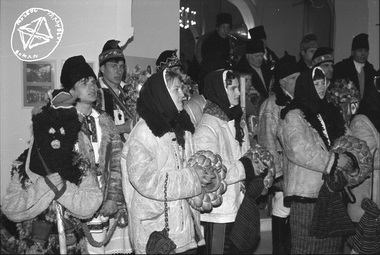 Colindatul - Cântece solemne care vestesc naşterea lui Hristos. Există colinde de băiat, de fată, de doliu, de tineri însurăţei, de ciobani, de pescari