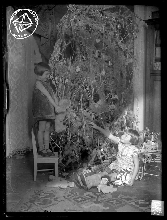 Arhiva de Imagine MŢR - Colecţia Oroveanu | Pom de Crăciun la oraş