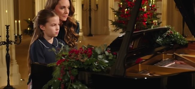 Catherine, prinţesa de Wales, şi fiica sa Charlotte au cântat la pian în duet pentru slujba de Crăciun - VIDEO