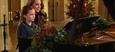 Catherine, prinţesa de Wales, şi fiica sa Charlotte au cântat la pian în duet pentru slujba de Crăciun - VIDEO
