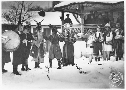 Obiceiuri şi superstiţii de Anul Nou la români - Pluguşorul, Jocul Caprei şi Jocul Ursului, practicate încă din cele mai vechi timpuri. Vâsc, bani în buzunar, struguri şi smochine, pe masa de Revelion pentru belşug