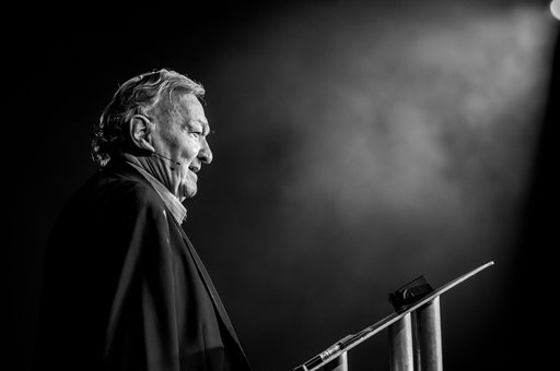 A încetat din viaţă Erich von Däniken, scriitorul care a popularizat teoriile despre extratereştrii antici. Elveţianul avea 90 de ani