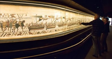 Tapiseria de la Bayeux - David Hockney a avertizat că mutarea pânzei din Franţa este "o nebunie". British Museum dă asigurări că are o echipă de experţi